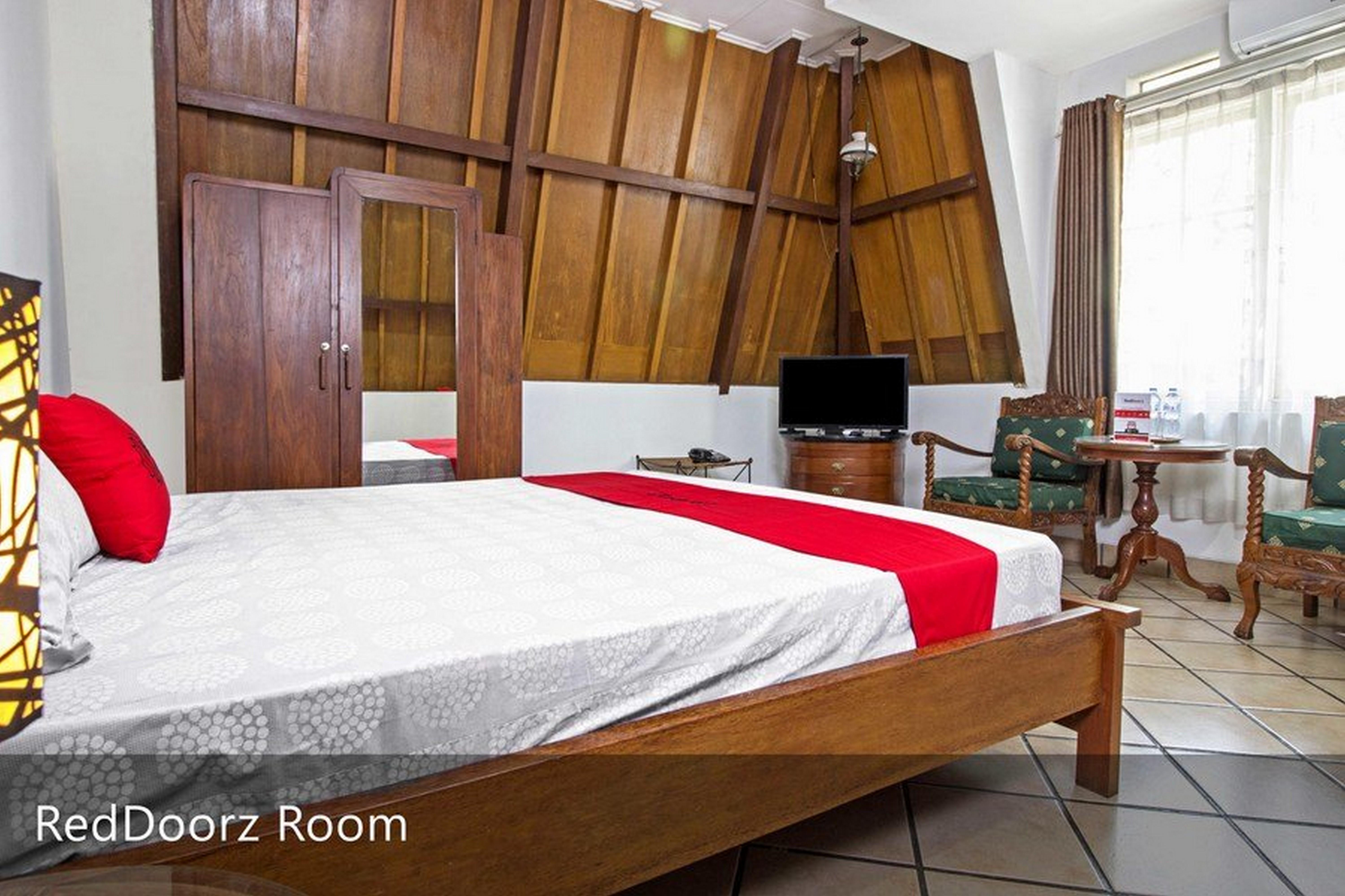 Reddoorz Plus Near Parahyangan University Бандунг Экстерьер фото