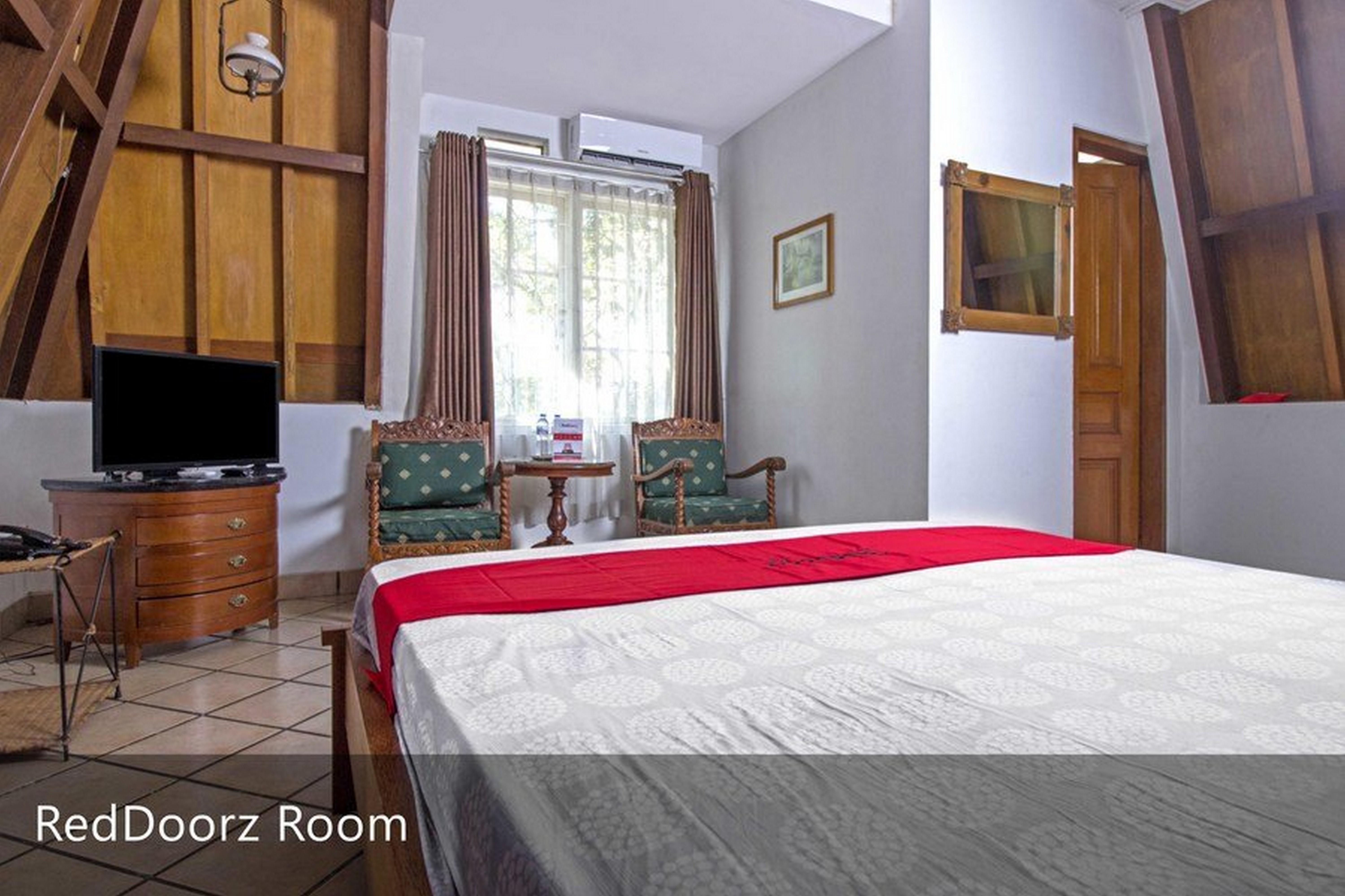 Reddoorz Plus Near Parahyangan University Бандунг Экстерьер фото
