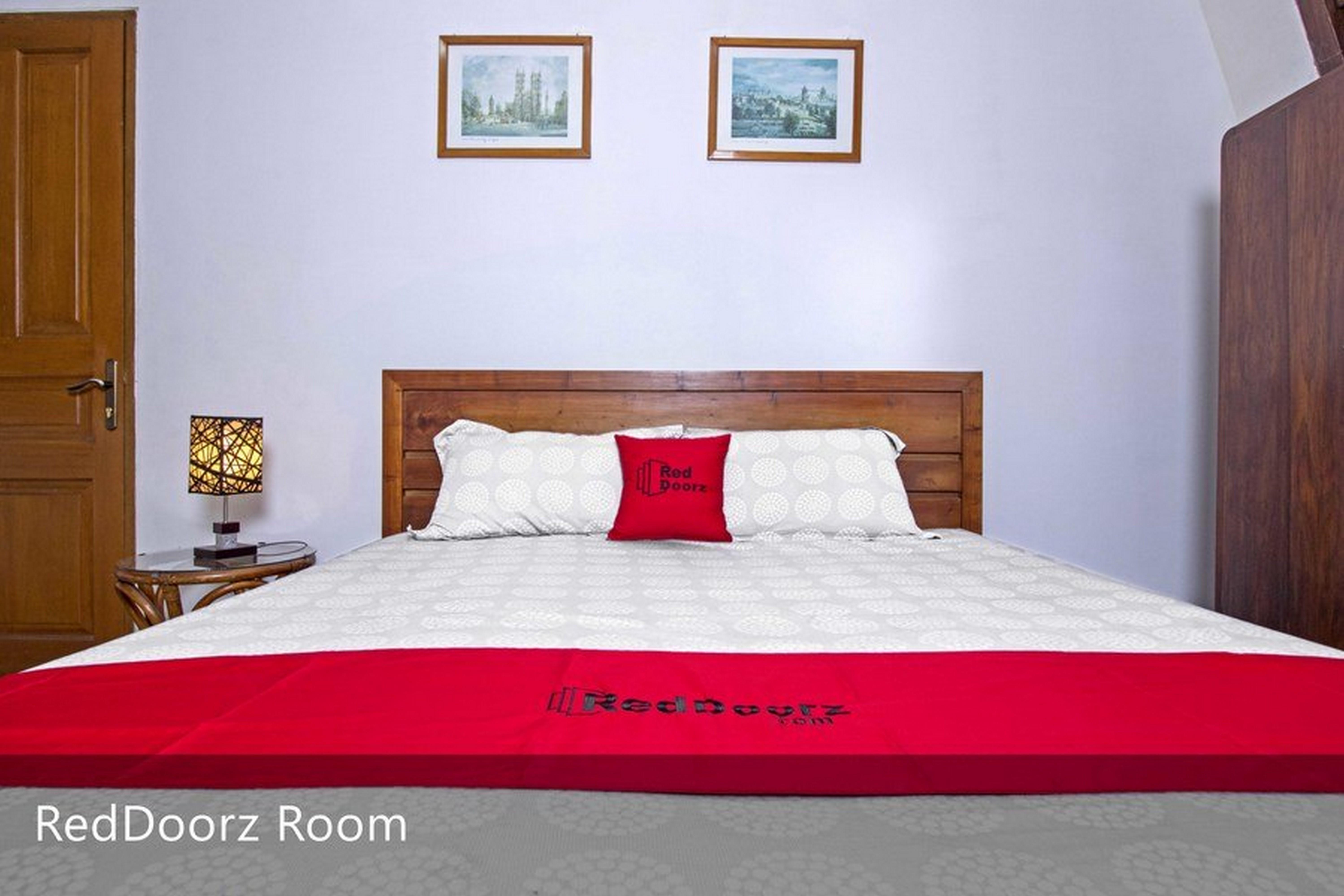 Reddoorz Plus Near Parahyangan University Бандунг Экстерьер фото