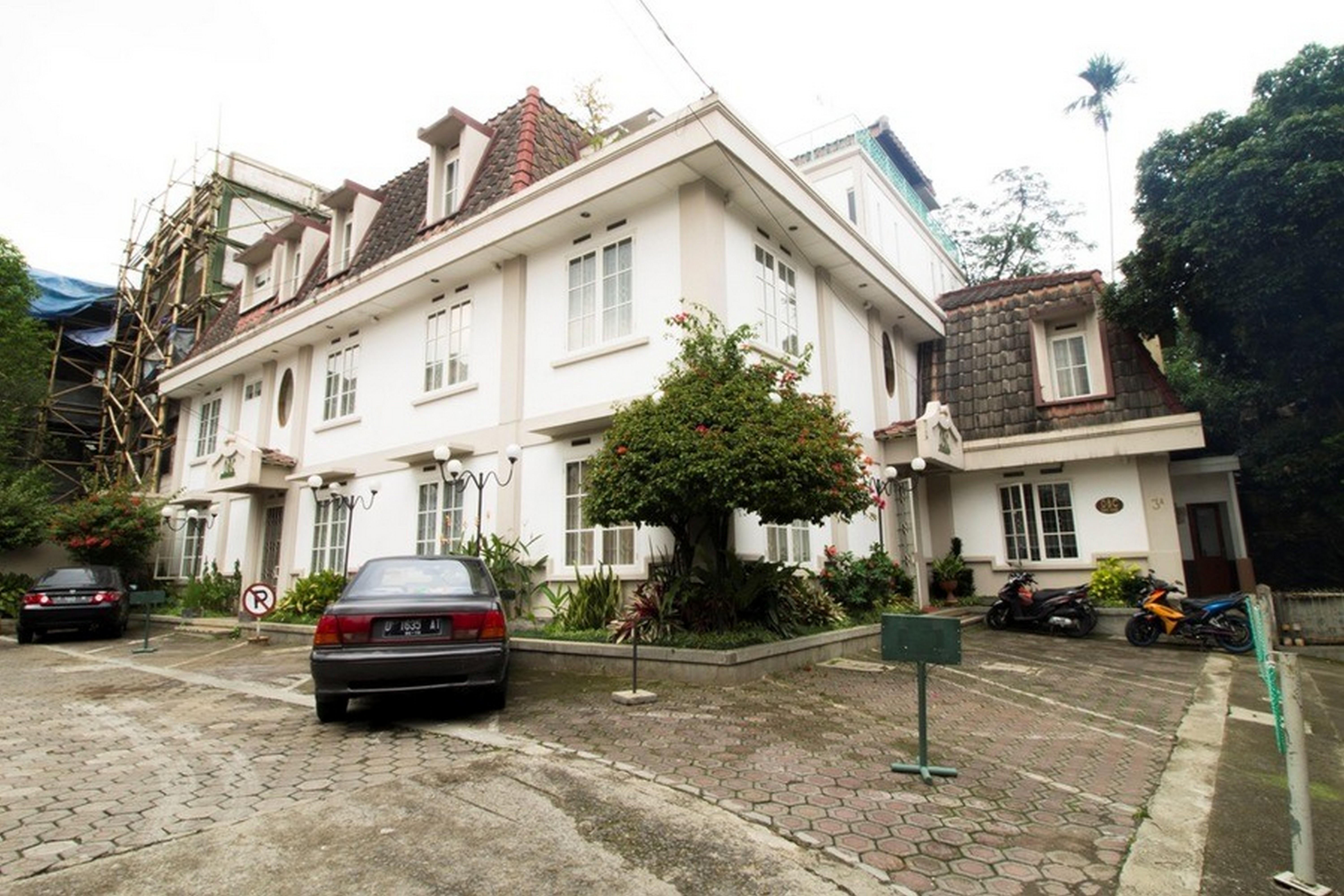 Reddoorz Plus Near Parahyangan University Бандунг Экстерьер фото