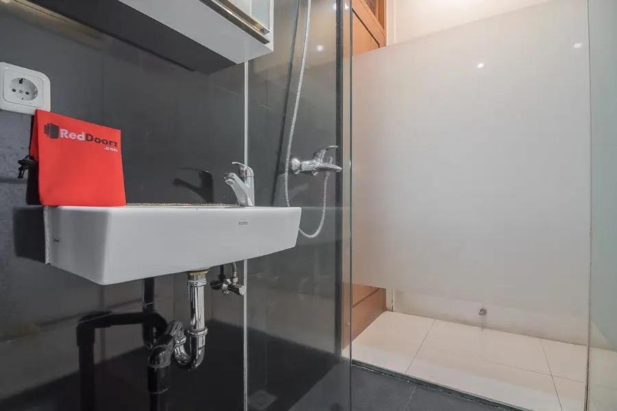 Reddoorz Plus Near Parahyangan University Бандунг Экстерьер фото