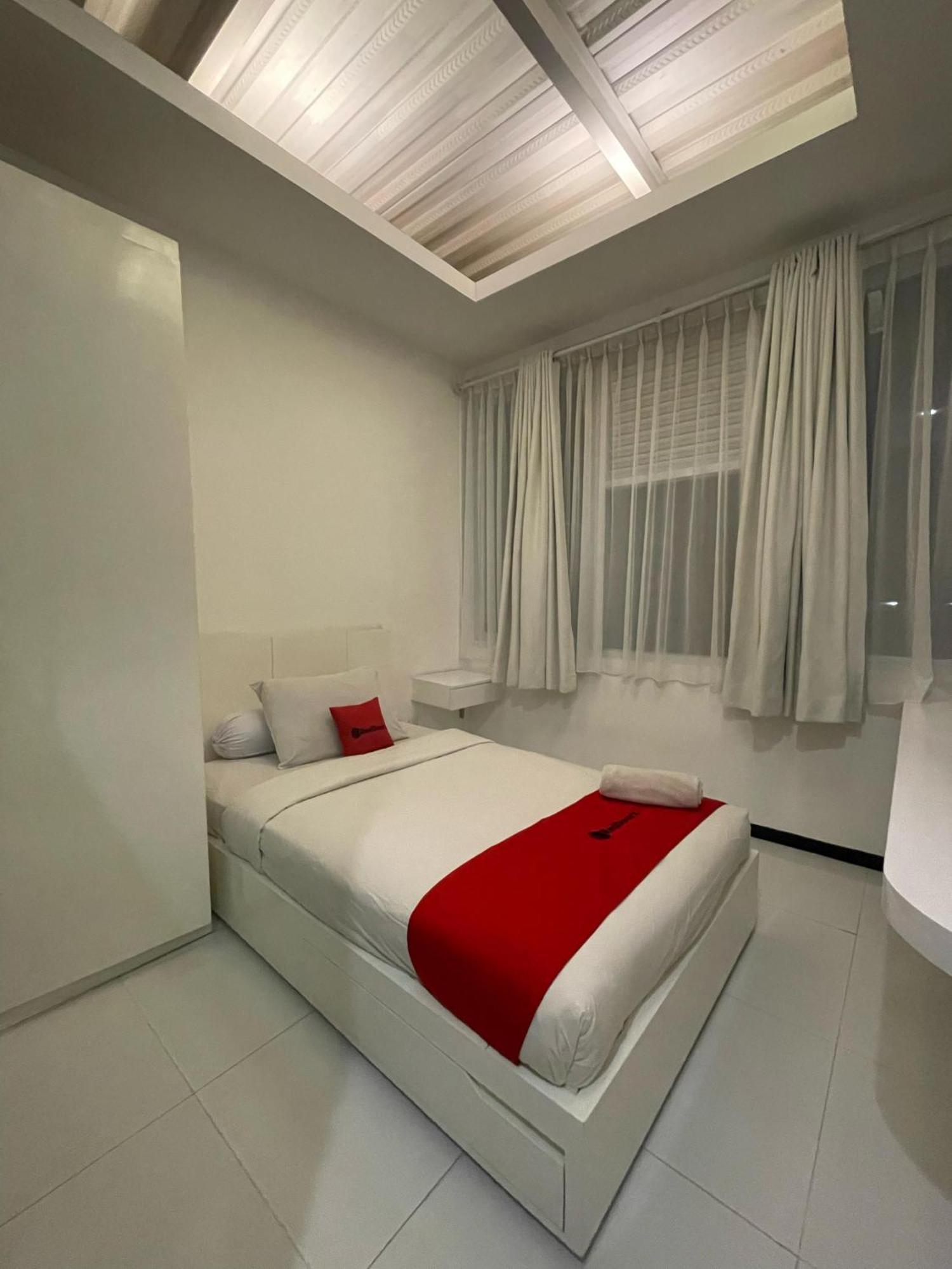 Reddoorz Plus Near Parahyangan University Бандунг Экстерьер фото