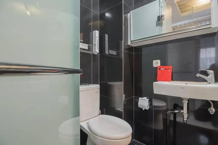 Reddoorz Plus Near Parahyangan University Бандунг Экстерьер фото