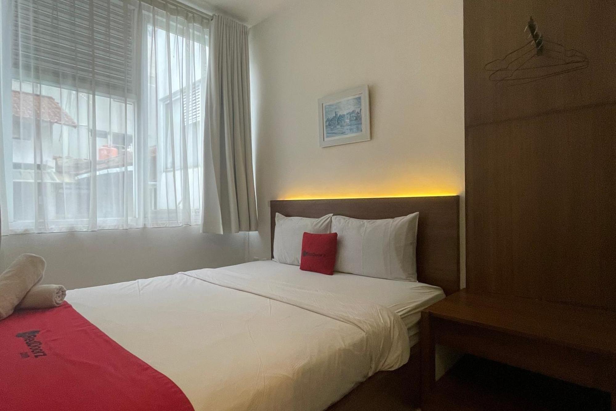 Reddoorz Plus Near Parahyangan University Бандунг Экстерьер фото