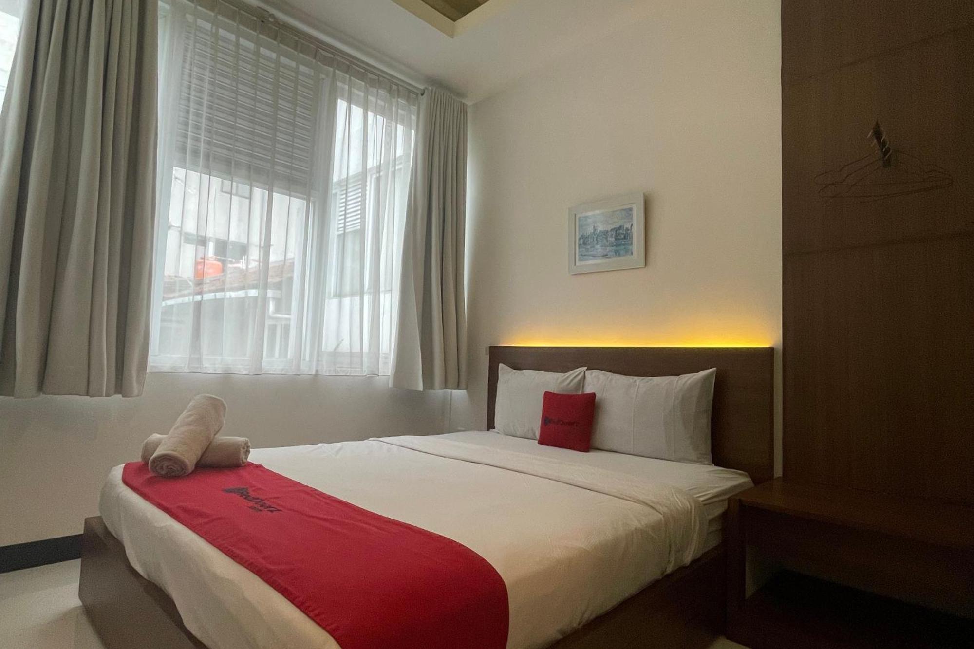 Reddoorz Plus Near Parahyangan University Бандунг Экстерьер фото