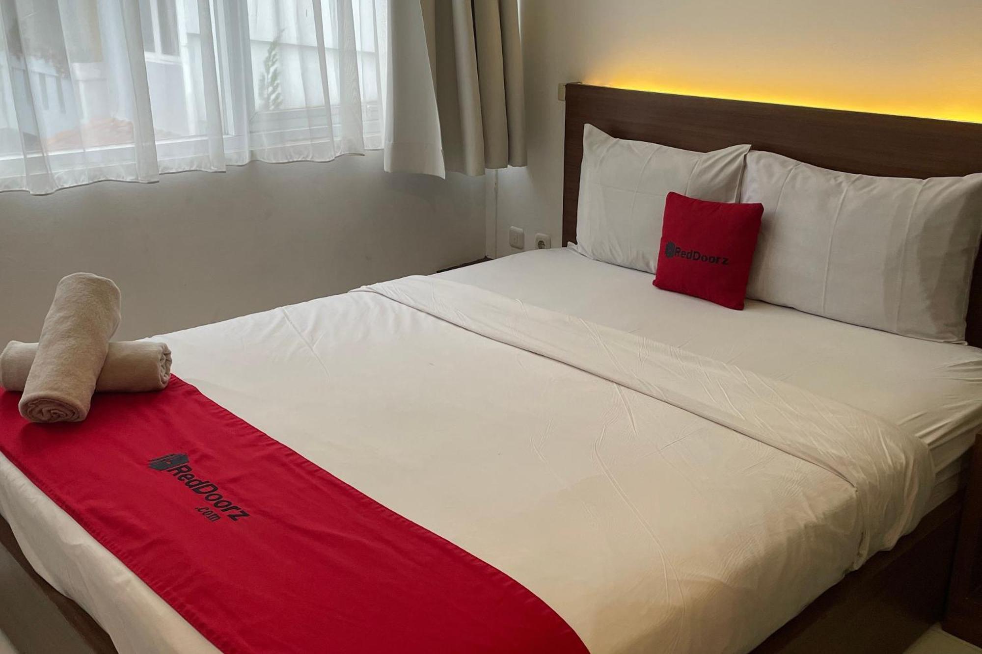 Reddoorz Plus Near Parahyangan University Бандунг Экстерьер фото