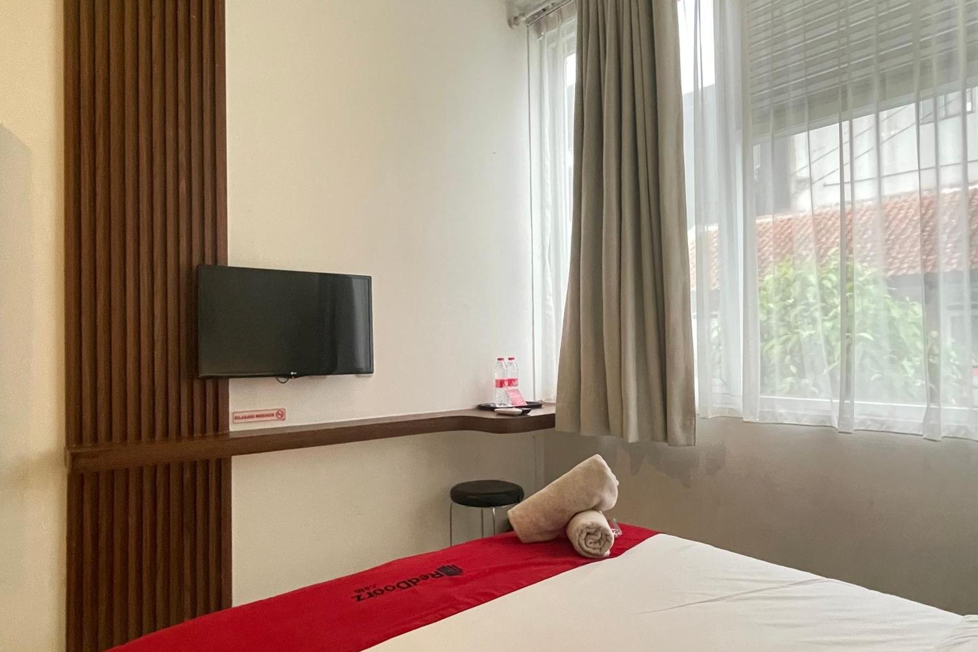Reddoorz Plus Near Parahyangan University Бандунг Экстерьер фото
