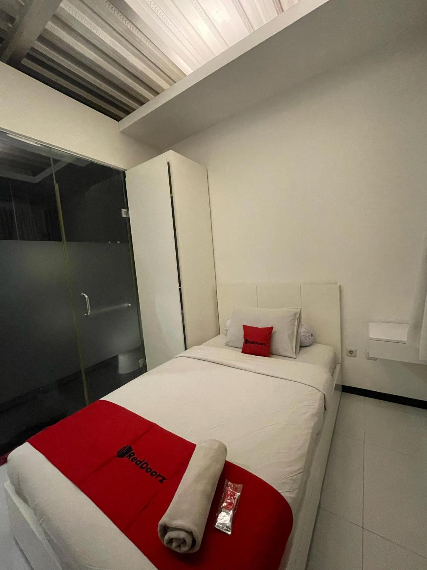 Reddoorz Plus Near Parahyangan University Бандунг Экстерьер фото