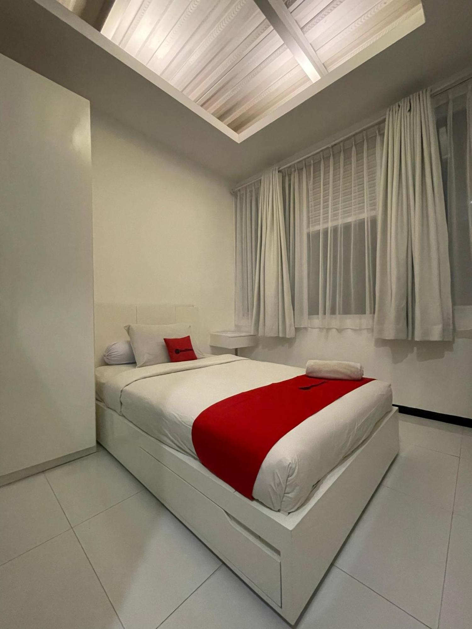 Reddoorz Plus Near Parahyangan University Бандунг Экстерьер фото