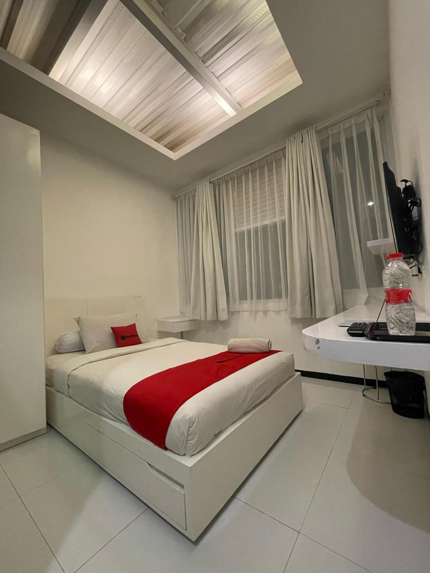 Reddoorz Plus Near Parahyangan University Бандунг Экстерьер фото