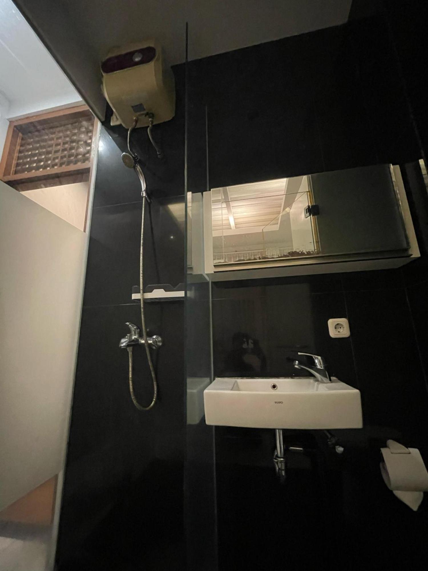 Reddoorz Plus Near Parahyangan University Бандунг Экстерьер фото