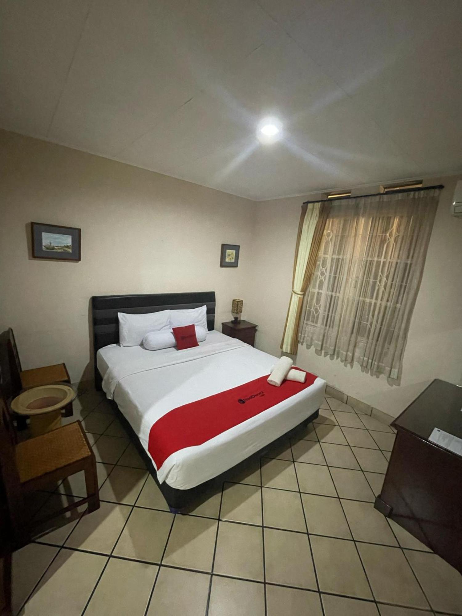 Reddoorz Plus Near Parahyangan University Бандунг Экстерьер фото