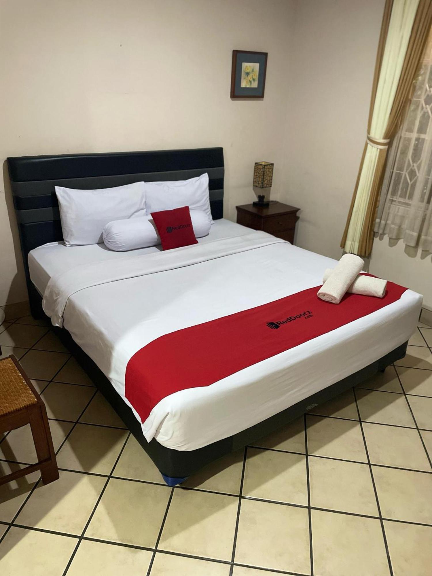 Reddoorz Plus Near Parahyangan University Бандунг Экстерьер фото