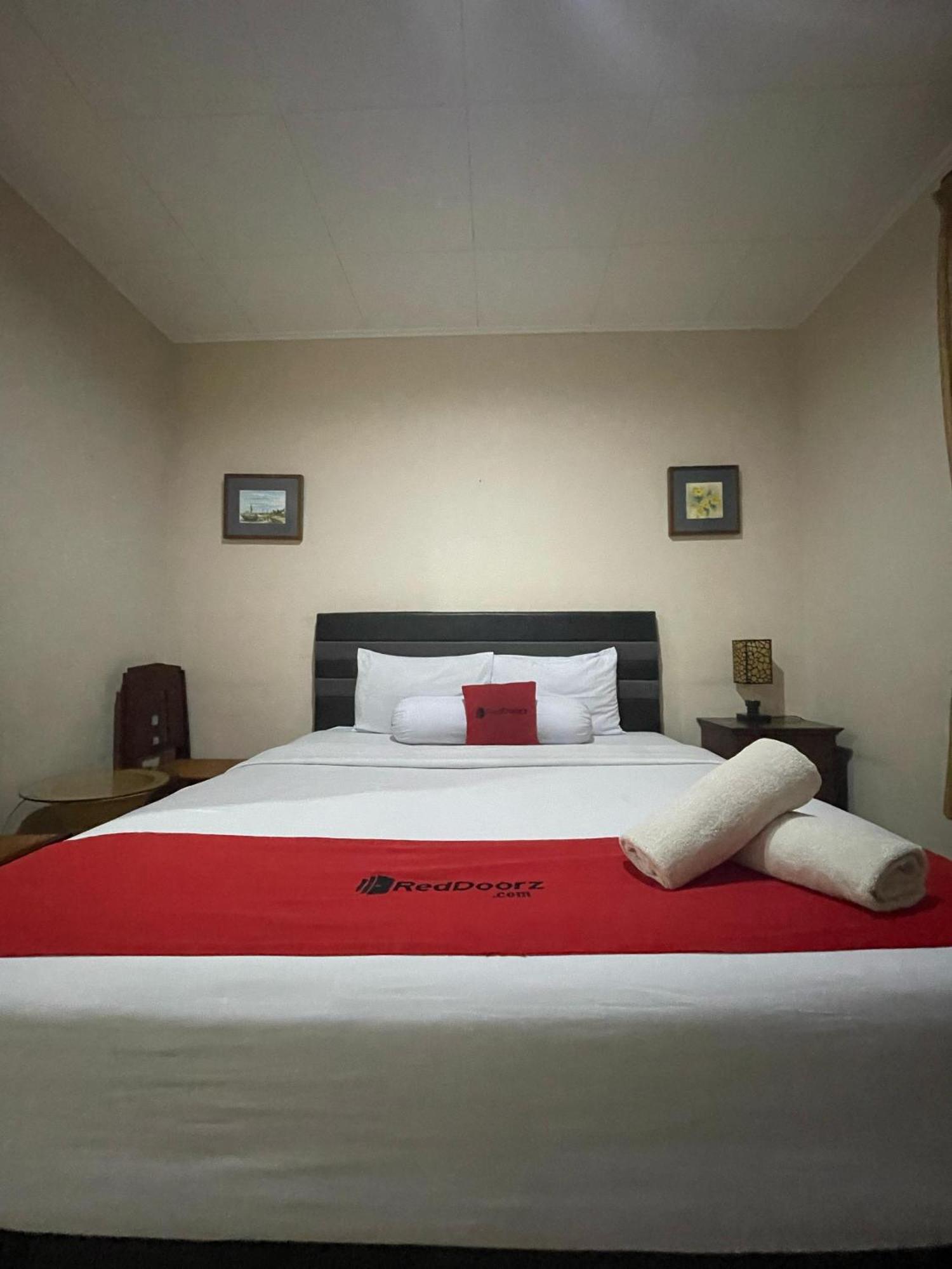 Reddoorz Plus Near Parahyangan University Бандунг Экстерьер фото