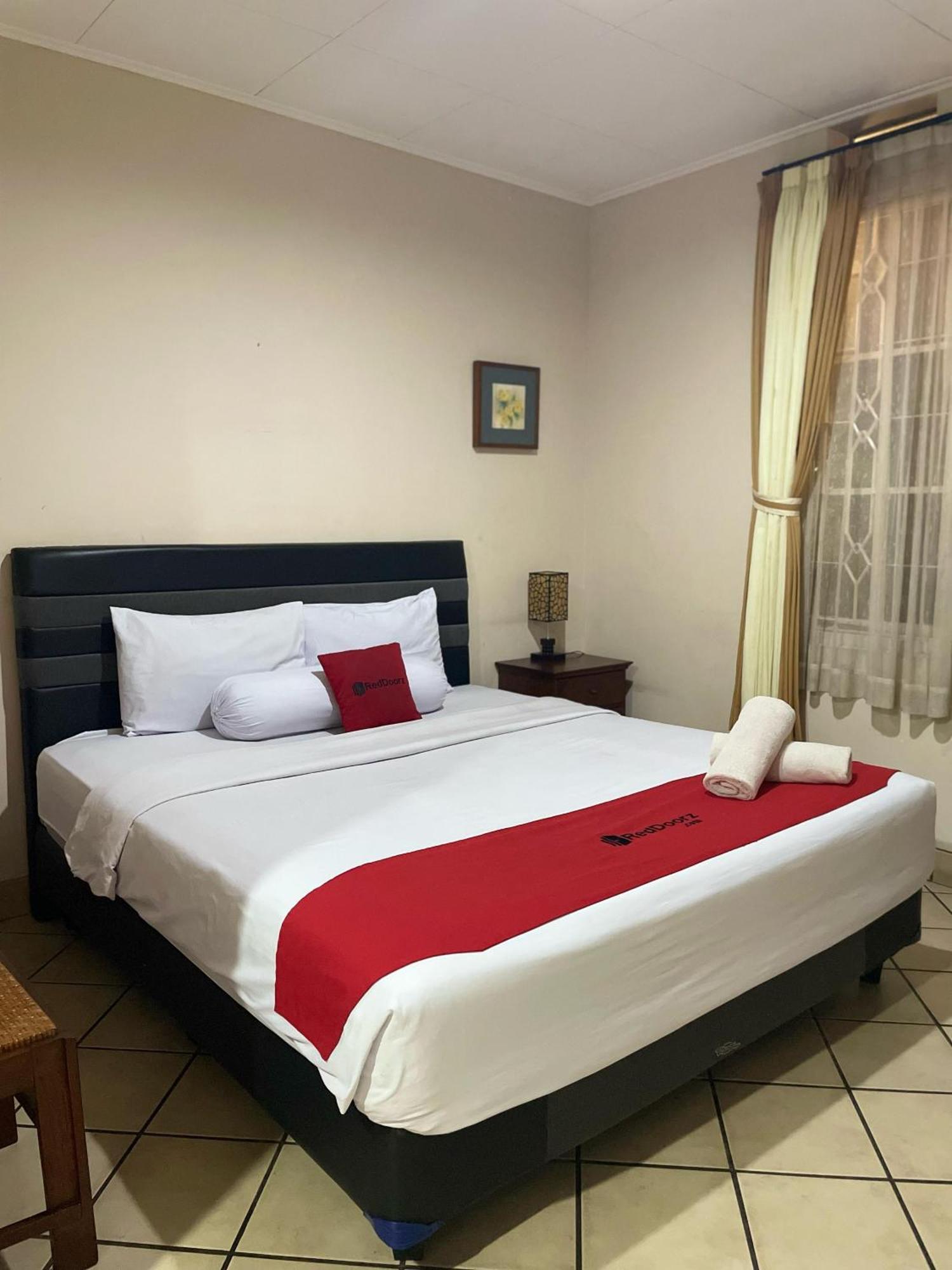 Reddoorz Plus Near Parahyangan University Бандунг Экстерьер фото