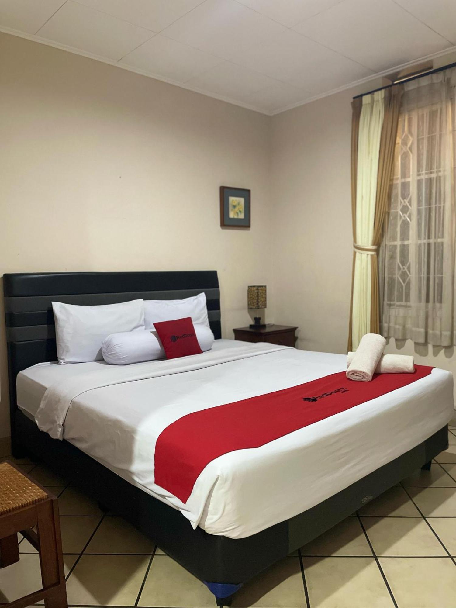 Reddoorz Plus Near Parahyangan University Бандунг Экстерьер фото