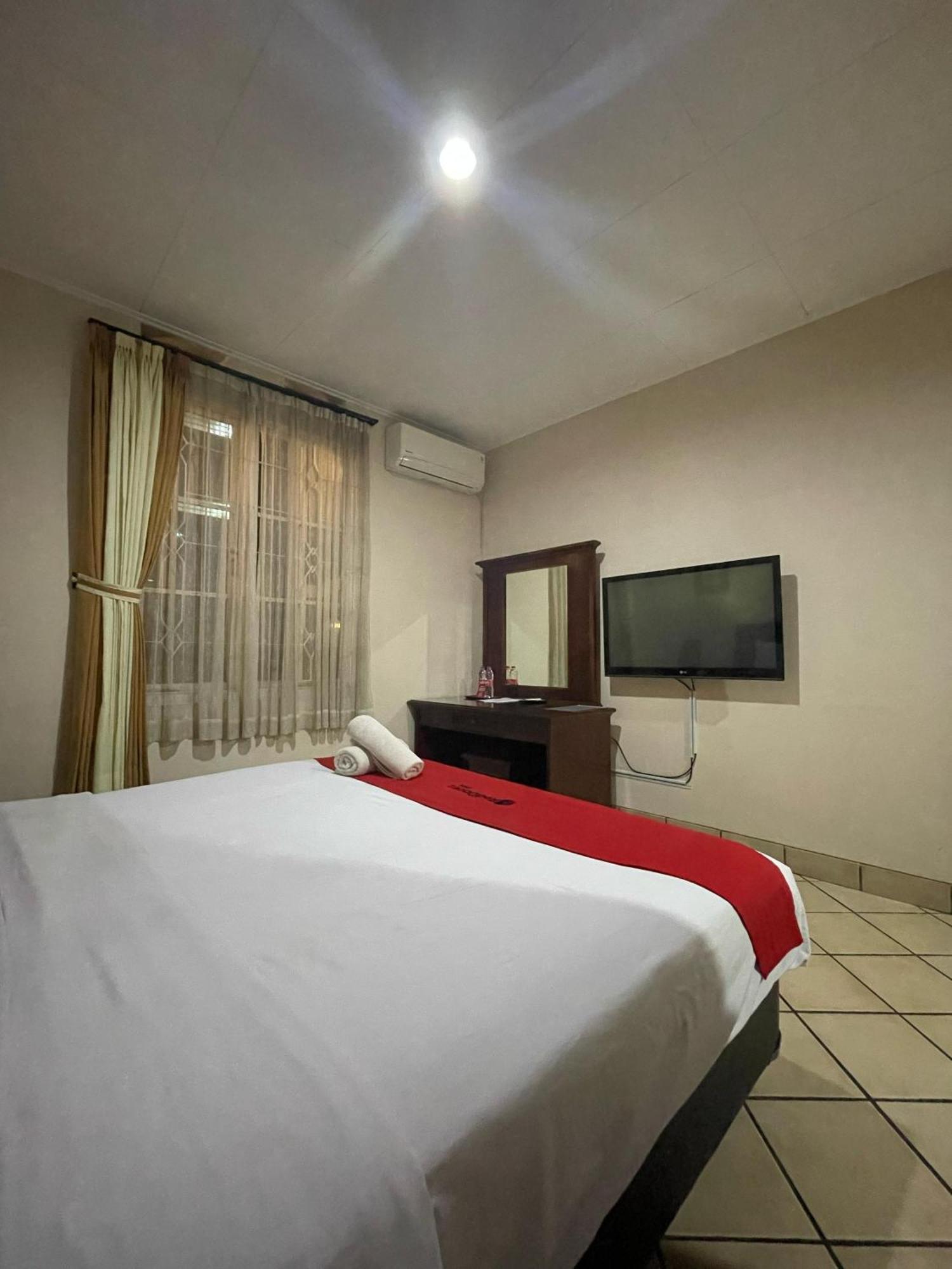 Reddoorz Plus Near Parahyangan University Бандунг Экстерьер фото
