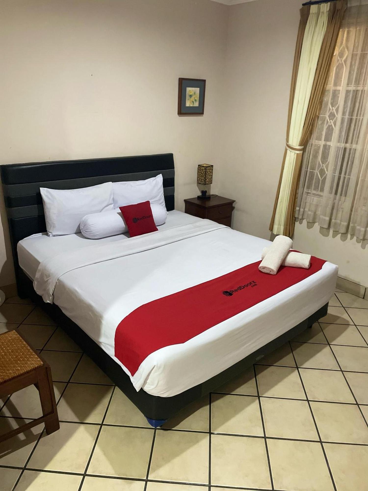 Reddoorz Plus Near Parahyangan University Бандунг Экстерьер фото
