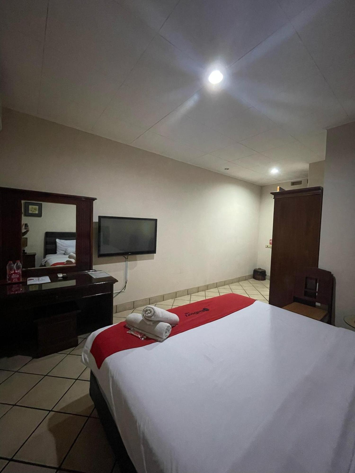 Reddoorz Plus Near Parahyangan University Бандунг Экстерьер фото