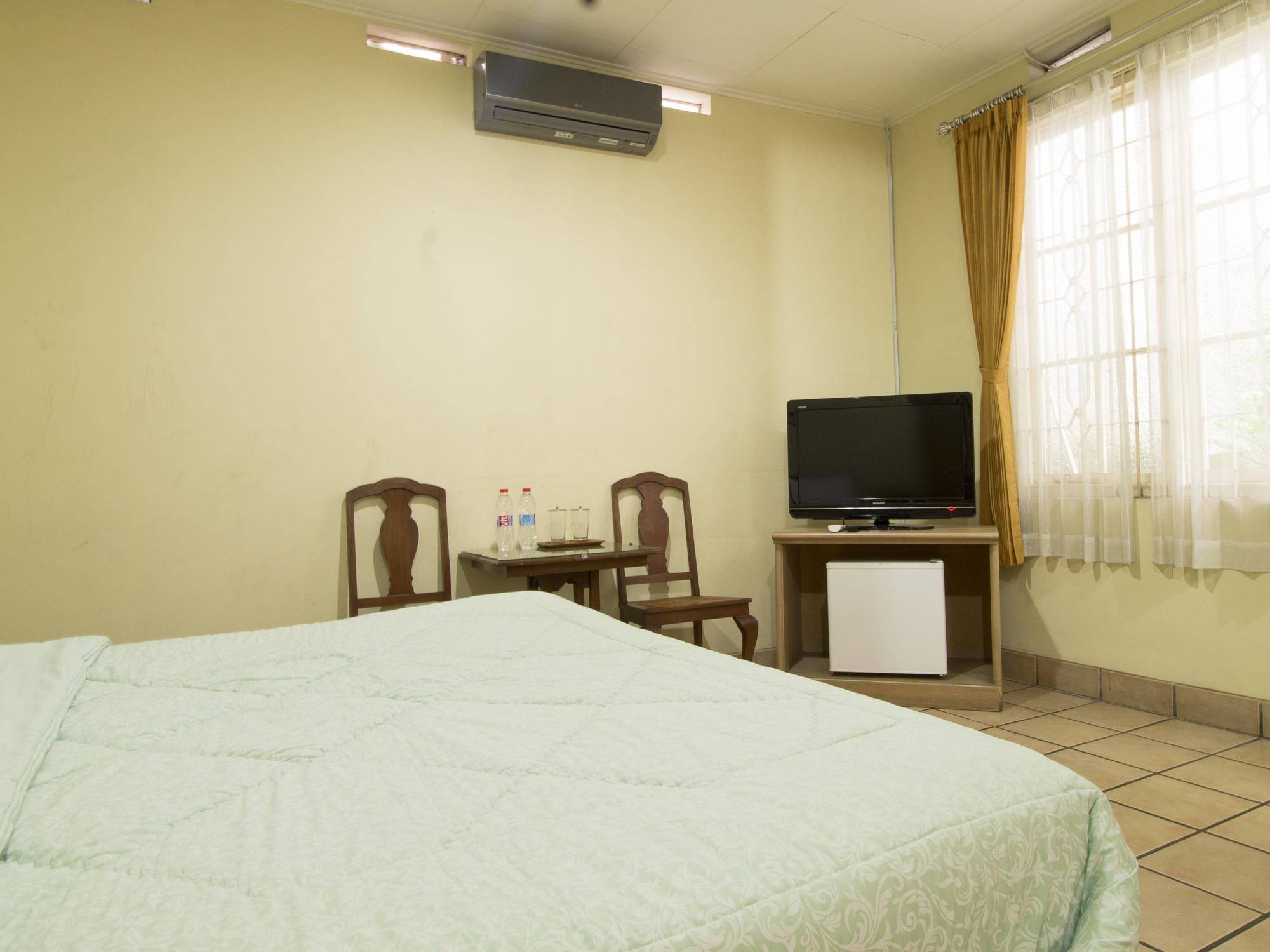 Reddoorz Plus Near Parahyangan University Бандунг Экстерьер фото