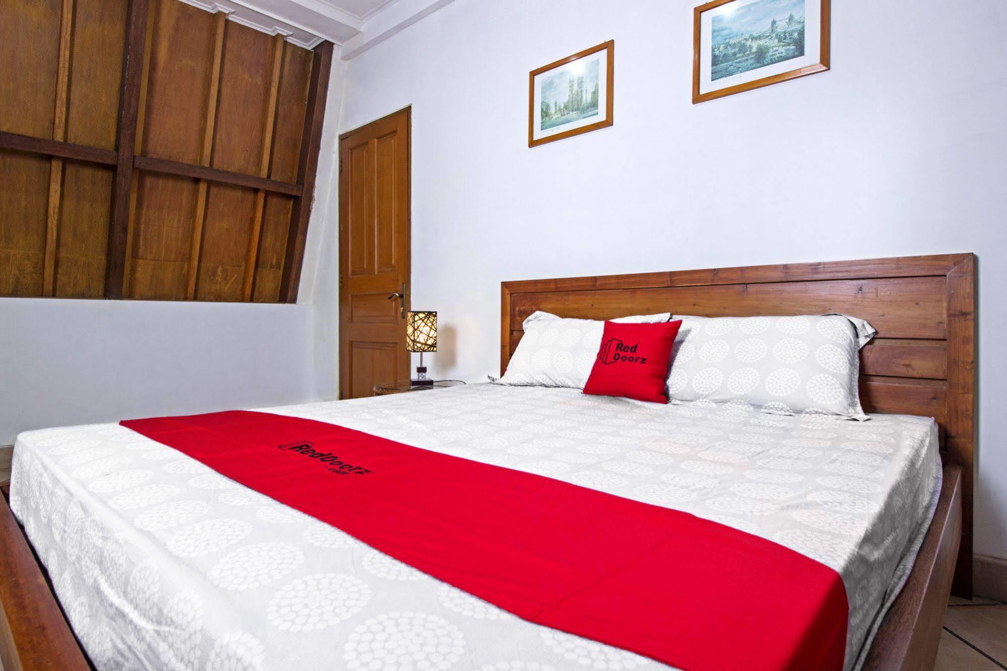 Reddoorz Plus Near Parahyangan University Бандунг Экстерьер фото