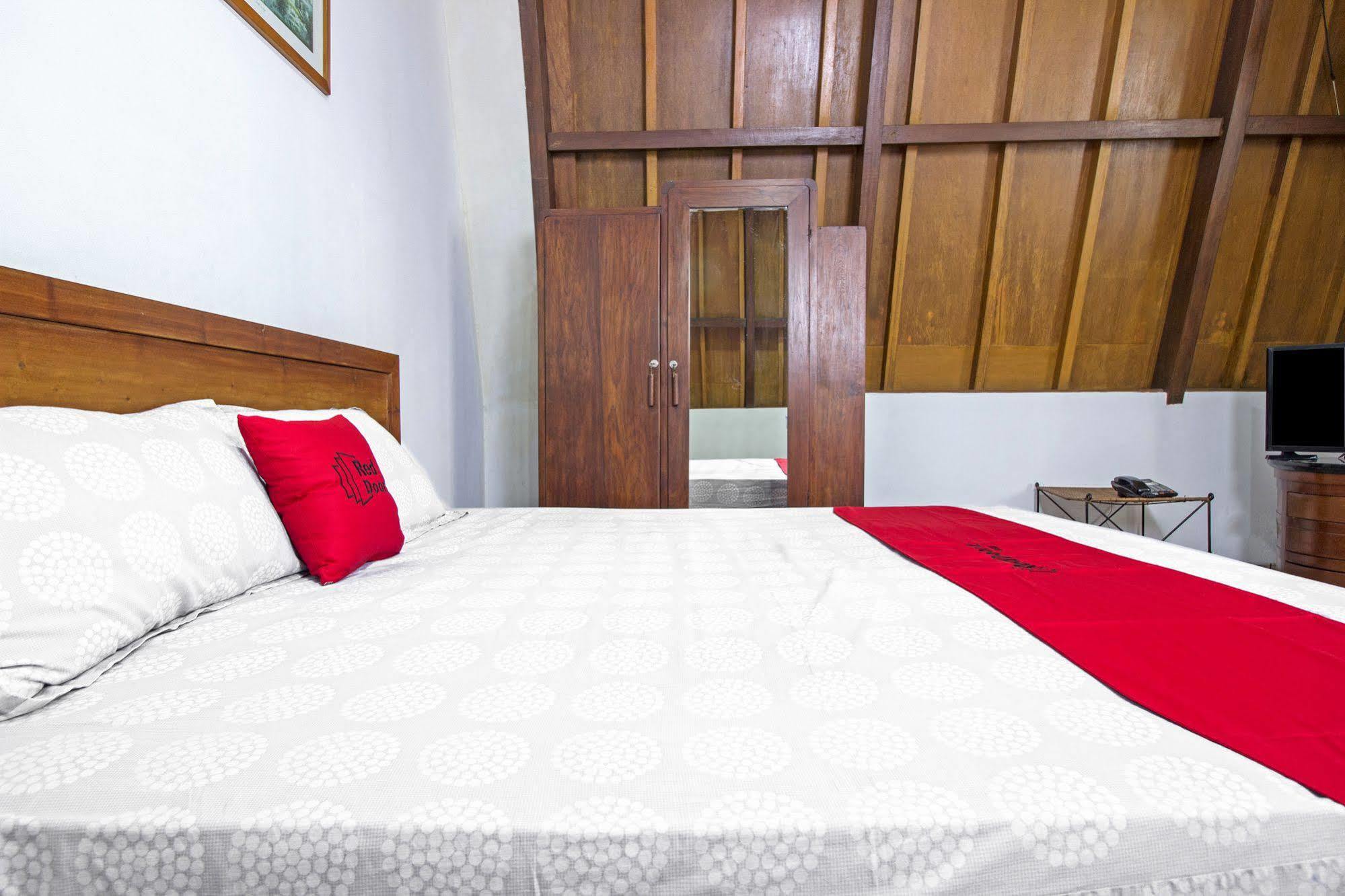 Reddoorz Plus Near Parahyangan University Бандунг Экстерьер фото