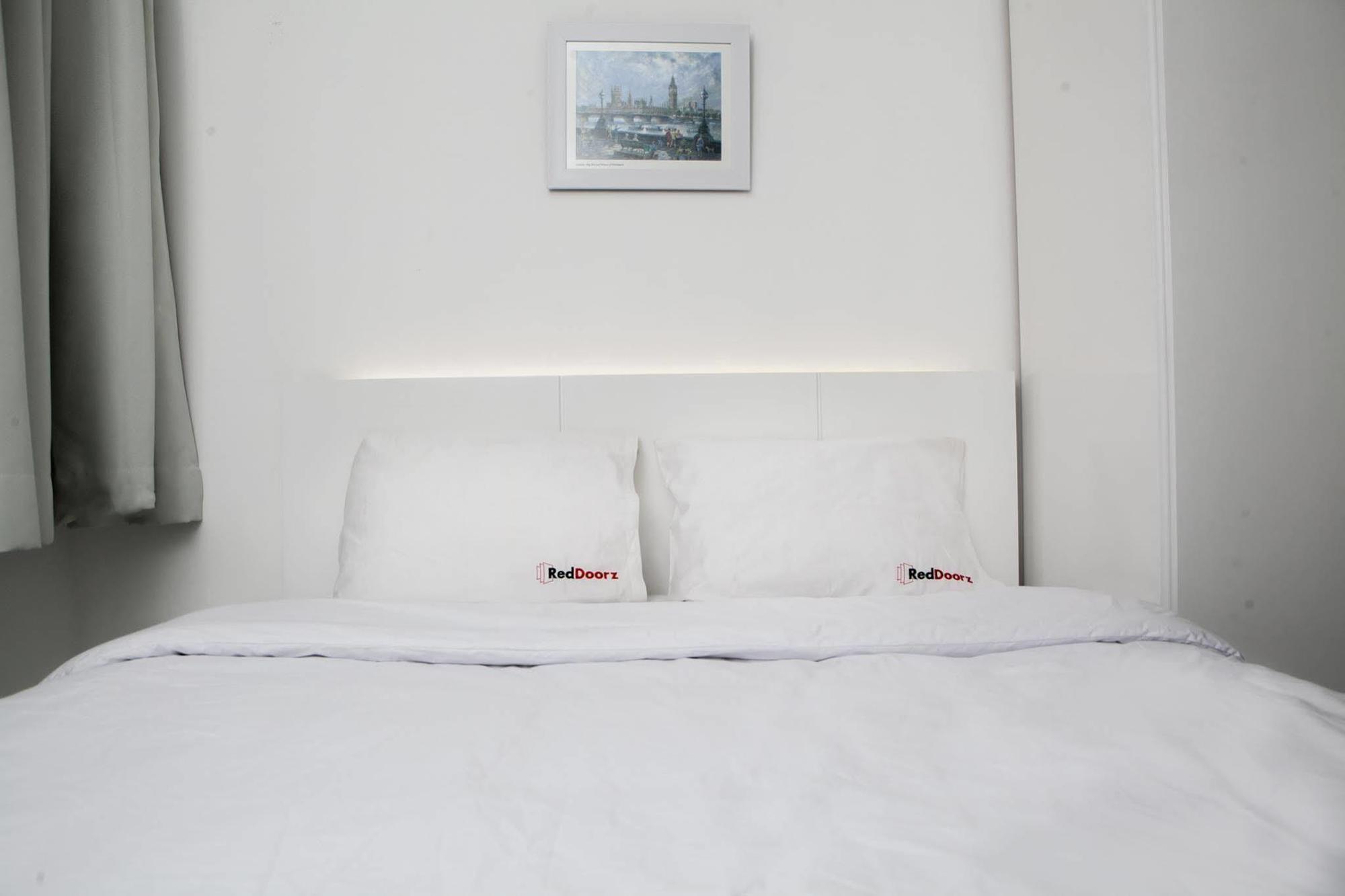 Reddoorz Plus Near Parahyangan University Бандунг Экстерьер фото