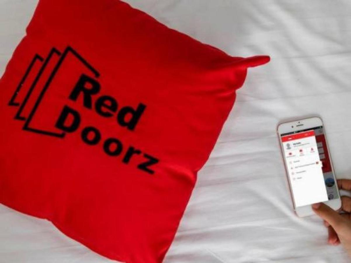 Reddoorz Plus Near Parahyangan University Бандунг Экстерьер фото